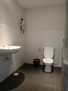 La salle de bains est pourvue de toilettes et d'un lavabo. dans l'établissement Number Six Smart Guest House, à Raub