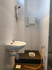 bagno con lavandino e servizi igienici di Number Six Smart Guest House a Raub