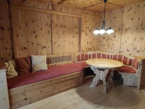 a room with a bench with a table in it at Apart Hotel Ideal in Ladis