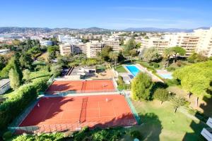 an aerial view of a tennis court in a city at Studio résidence de Standing Piscine proche plage in Antibes