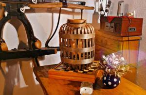 una mesa de madera con un jarrón de flores sobre una mesa en Chata Hrabovská, 