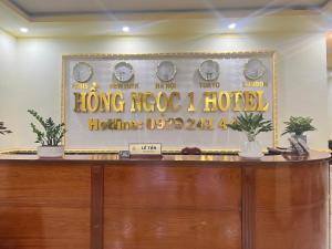 ein Schild an der Wand eines Hotels in der Unterkunft Hồng Ngọc 1 Hotel Tà Đùng in Biđong