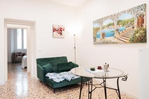 a living room with a green couch and a table at Casa Imbarcadero in Lecco