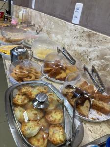 ein Buffet mit einem Haufen verschiedener Arten von Speisen in der Unterkunft HOTEL LISBOA in Capanema