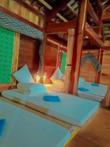 ein Modell eines Bettes in einem Zimmer in der Unterkunft Homestay Mạnh Châu in An Pon