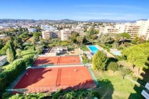 Tenis alebo squash v ubytovaní Studio résidence de Standing Piscine proche plage alebo jeho okolí