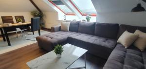a living room with a couch and a table at Ferienwohnung zwischen den Meeren in Ottenbüttel