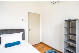 1 dormitorio con cama y espejo en Residensi Ostia by ZUJ, en Bandar Baru Bangi