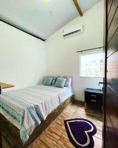 um quarto com uma cama e uma janela em Casa da Praia.Atins em Atins