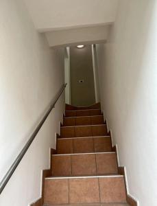 una escalera en un edificio con escalera en Casa vacanze Manzoni 289 en Perugia