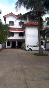 um carro branco estacionado em frente a um edifício em Nothern Residence em Jaffna