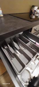 un cassetto pieno di utensili d'argento in cucina di Loft Bacchiglione a Milano