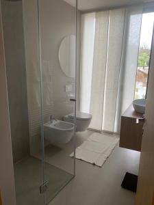 ティローロにあるVilla Tschauppのバスルーム(ガラス張りのシャワー、シンク付)