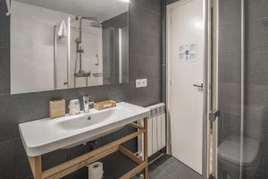 a bathroom with a sink and a shower at Glaner Hotel Cafe in Andorra la Vella