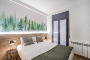 een slaapkamer met een bed en een groot raam bij Glaner Hotel Cafe in Andorra la Vella