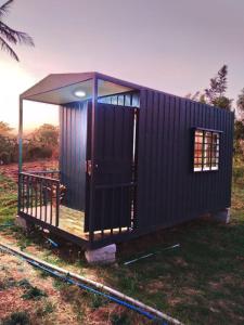 Το κτήριο όπου στεγάζεται  το κάμπινγκ