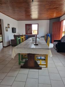 een grote tafel in een woonkamer met een bank bij Praia Itapeva in Torres