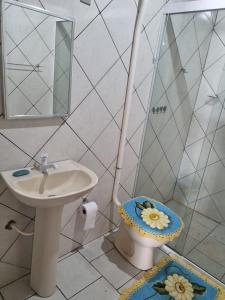 een badkamer met een toilet en een wastafel bij Praia Itapeva in Torres