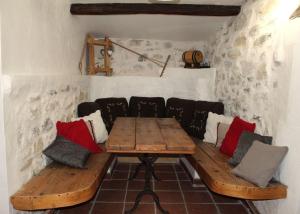 Cette chambre dispose d'une table en bois et d'un banc. dans l'établissement Le Vallon des Etoiles Nature et Piscine Privée, à Lussas