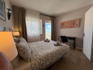 a bedroom with a bed with towels on it at Casa T'Isabel - Fisherman's Beach - 2 bedrooms in Albufeira