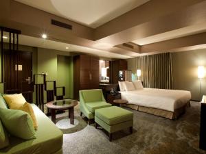 a hotel room with a bed and a couch at The Royal Park Hotel Iconic Tokyo Shiodome in Tokyo
