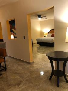 - une chambre d'hôtel avec un lit et une table dans l'établissement Tres Iguanas - Sea view terrace, new spacious & cozy flat, short walk to beach, à Loreto