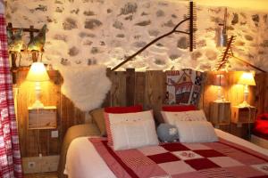A bed or beds in a room at Le Vallon des Etoiles Nature et Piscine Privée