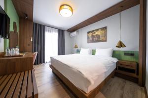 Habitación de hotel con cama grande y escritorio. en ASSOS TROY BEACH HOTEL, en Ayvacık