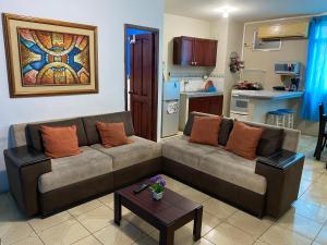 sala de estar con sofá y mesa en Beautiful apartment near Malecon and Murcielago beach!, en Manta