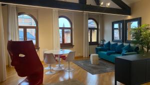a living room with a blue couch and a table at Piazza Erbe Lodge in Verona