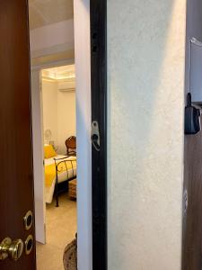 Una puerta que conduce a una habitación con dormitorio en Bien-être Exclusive Apartment, en Taranto