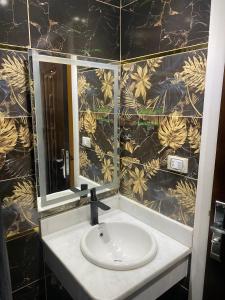 La salle de bains est pourvue d'un lavabo et d'un miroir. dans l'établissement Modern apartment for daily rent elmohandseen, au Caire