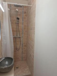Un baño con ducha y lavabo negro. en Plage et commerces à pieds ! Gîte Eugène, en Saint-Hilaire-de-Riez