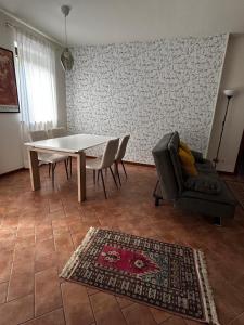 een woonkamer met een tafel en een stoel bij Appartamento in centro a Spoleto in Spoleto