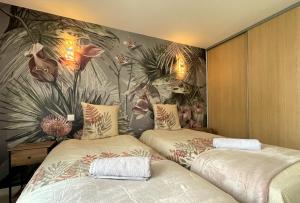 ペズナにあるLa riche histoire de Pézénasの壁画のあるドミトリールーム ベッド2台