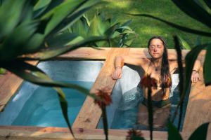 Eine Frau steht in einem Tauchbecken im Pool in der Unterkunft Earth Lodge in Antigua Guatemala