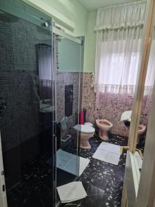 ミラノにあるB＆B カヴァリエレのバスルーム(トイレ2つ、ガラス張りのシャワー付)