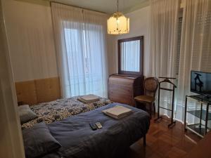 1 dormitorio con 1 cama, vestidor y TV en B&B Cavaliere, en Milán