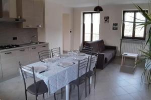 una mesa de comedor con copas de vino en la cocina en EMALU - Workation&Holiday, en Pinerolo