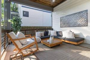 Un lugar para sentarse en The Maple House - Huge Backyard & Mins to Broadway 60 fotos más