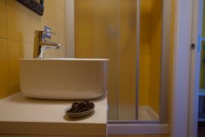 A bathroom at ARIA DI MARE, Manarola - Camere con vista mare!