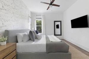 Una televisión o centro de entretenimiento en The Maple House - Huge Backyard & Mins to Broadway