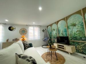 ペズナにあるLa riche histoire de Pézénasの大きな絵画が飾られたリビングルーム