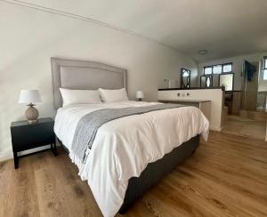 Cape Town的住宿－Meerendahl @ Tyger Lake，一间带大床的卧室和一间浴室