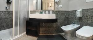 シラクーサにあるGuest House Elettraのバスルーム(洗面台、トイレ付)