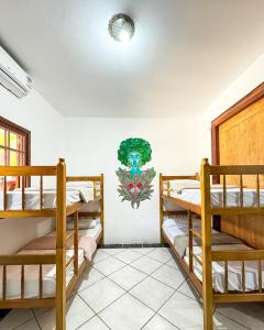 Poschodová posteľ alebo postele v izbe v ubytovaní Hostel das fadas