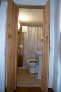La salle de bains est pourvue de toilettes et d'un lavabo. dans l'établissement CASA DA HORTA, à Aljezur