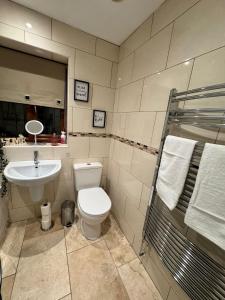 een badkamer met een toilet, een wastafel en een douche bij 3br House Ossett-Wakefield, Free Parking 3 cars Wi Fi Long stays in Wakefield