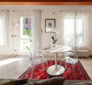a living room with a white table and chairs at La Casina apartament in Ferrara