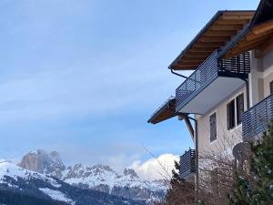 ein Gebäude mit Bergblick in der Unterkunft Appartamento SOMEDA in Moena